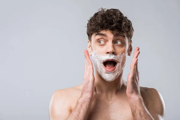 Homem Chocado Gritando Com Espuma Barbear Rosto Isolado Cinza — Fotografia de Stock