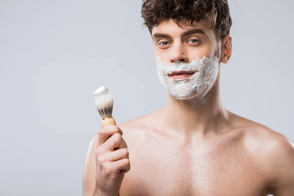 Homem Bonito Segurando Escova Com Espuma Barbear Isolado Cinza — Fotografia de Stock