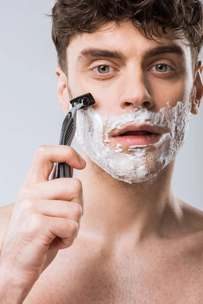 Jovem Espuma Rosto Barbear Com Navalha Isolado Cinza — Fotografia de Stock