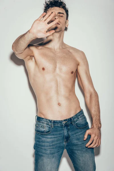 Sexy Shirtless Man Spijkerbroek Gebaren Poseren Grijs — Stockfoto