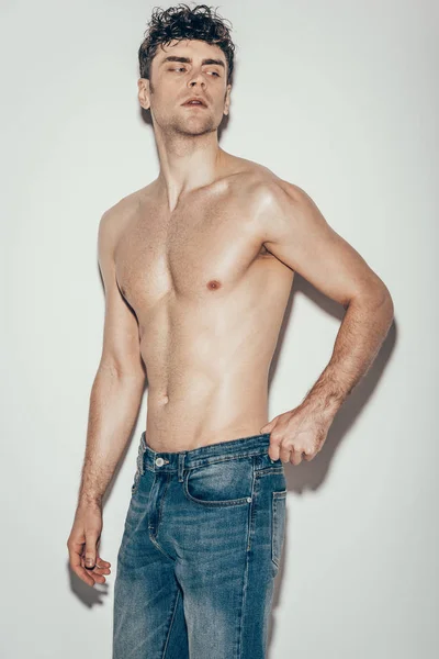 Σέξι Shirtless Κομψό Άνδρα Στο Τζιν Θέτοντας Γκρι — Φωτογραφία Αρχείου