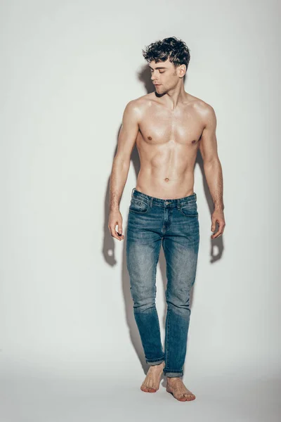 Sexy Hemdloser Muskulöser Macho Jeans Posiert Auf Grau — Stockfoto
