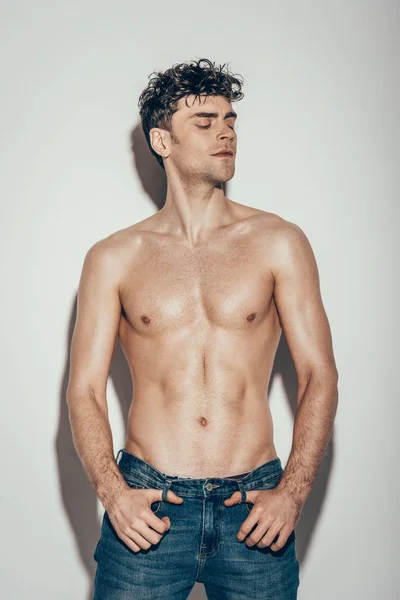 Sexy Shirtless Modieuze Man Spijkerbroek Poseren Grijs — Stockfoto