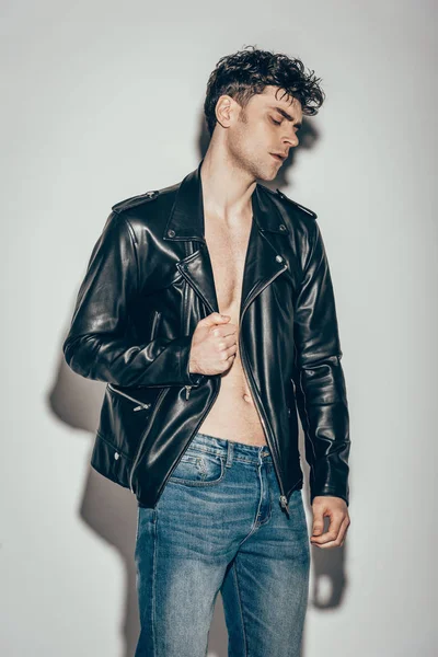 Hombre Elegante Atractivo Posando Jeans Chaqueta Cuero Negro Gris — Foto de Stock