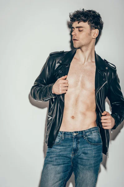 Young Sexy Man Posing Jeans Black Leather Jacket Grey — Stock Photo, Image