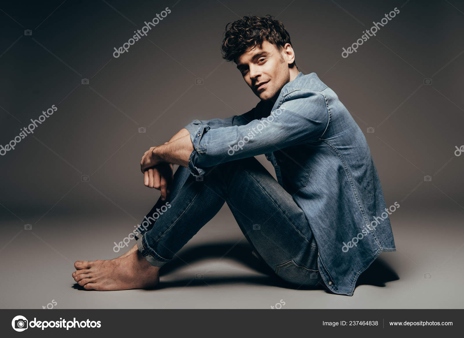 Sexy Barefoot Man Sitting Jeans Clothes Dark Grey — Stock Photo