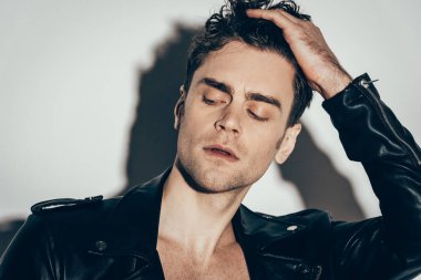 Şık seksi adam gri siyah deri ceket poz