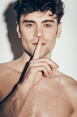 Sus işareti gri gösterilen yakışıklı genç adam portresi