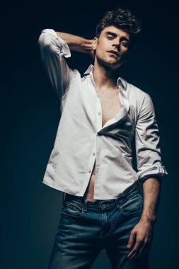 seksi yakışıklı beyaz gömlek koyu gri izole poz