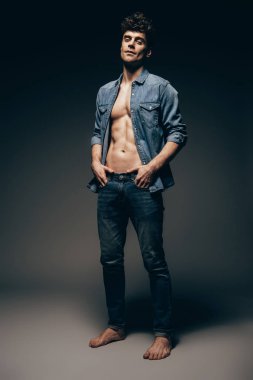 koyu gri kot elbise poz çıplak ayakla seksi adam