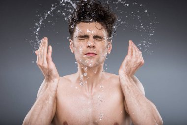 yakışıklı adam gri izole yüz, içine su sıçramasına