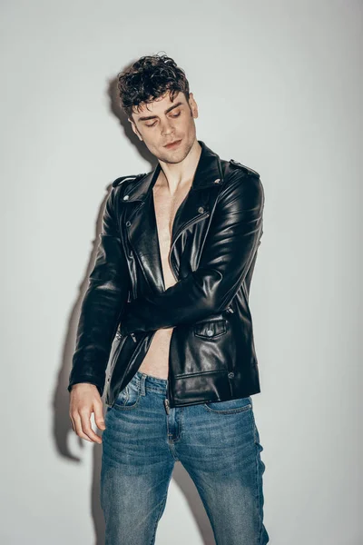 Élégant Rocker Sexy Posant Veste Cuir Noir Sur Gris — Photo