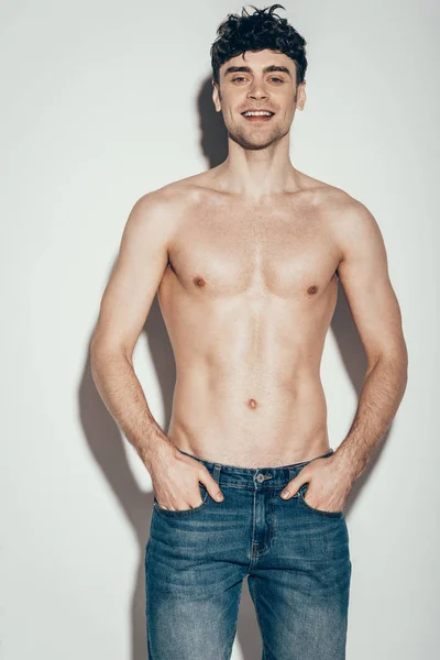 Sexy Hemdlos Stylischer Mann Jeans Posiert Auf Grau — Stockfoto