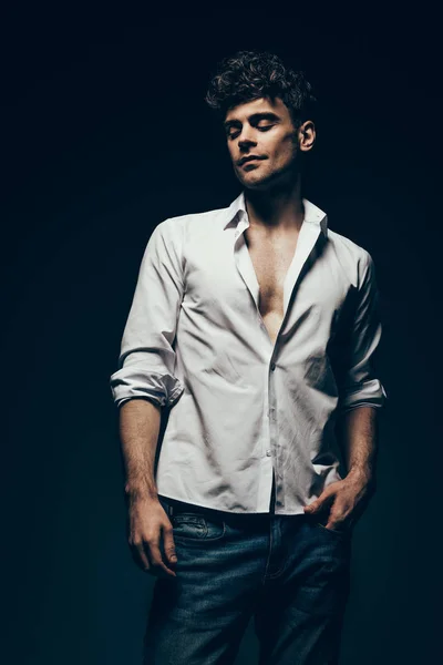 Hombre Guapo Moda Posando Camisa Blanca Aislada Gris Oscuro — Foto de Stock