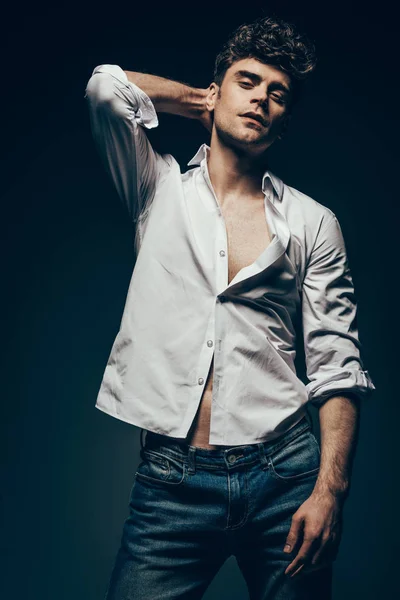 Guapo Sexy Hombre Posando Blanco Camisa Aislado Gris Oscuro — Foto de Stock