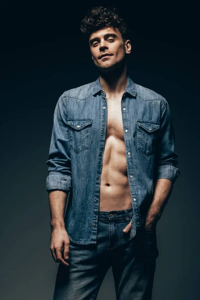 Schöner Muskulöser Mann Posiert Jeanshemd Isoliert Auf Grau — Stockfoto