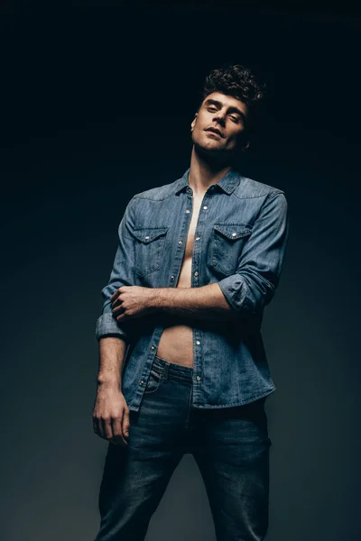 Schöner Stylischer Mann Posiert Jeanskleidung Isoliert Auf Grau — Stockfoto