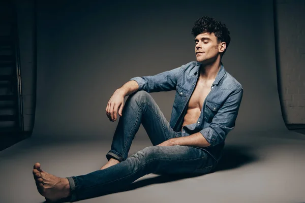 Guapo Descalzo Hombre Sentado Jeans Ropa Gris Oscuro — Foto de Stock