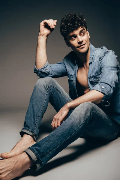 Bonito Descalço Elegante Homem Posando Jeans Roupas Escuro Cinza — Fotografia de Stock