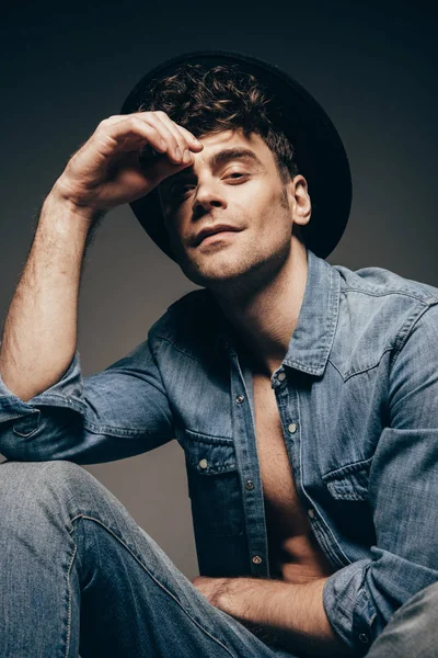 Schöner Mann Posiert Jeanskleidung Und Hut Isoliert Auf Dunkelgrau — Stockfoto