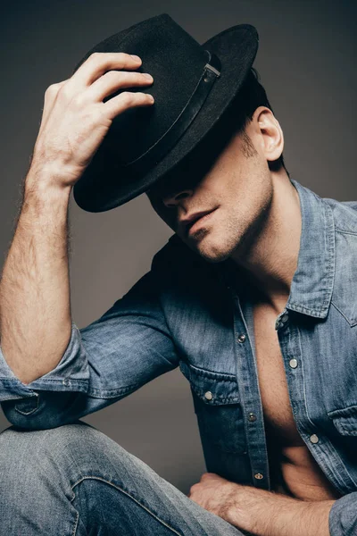 Schöner Mann Jeanshemd Posiert Mit Hut Isoliert Auf Dunkelgrau — Stockfoto