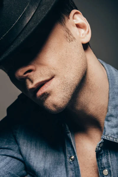 Retrato Homem Bonito Posando Com Chapéu Isolado Cinza Escuro — Fotografia de Stock