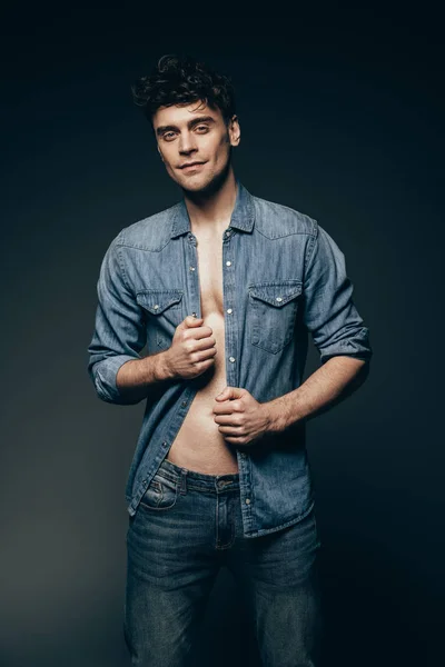Schöner Muskulöser Mann Posiert Jeanskleidung Isoliert Auf Dunkelgrau — Stockfoto