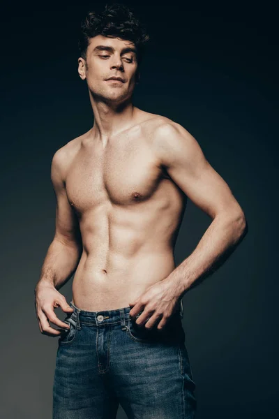 Sexy Schöner Mann Jeans Posiert Isoliert Auf Dunkelgrau — Stockfoto