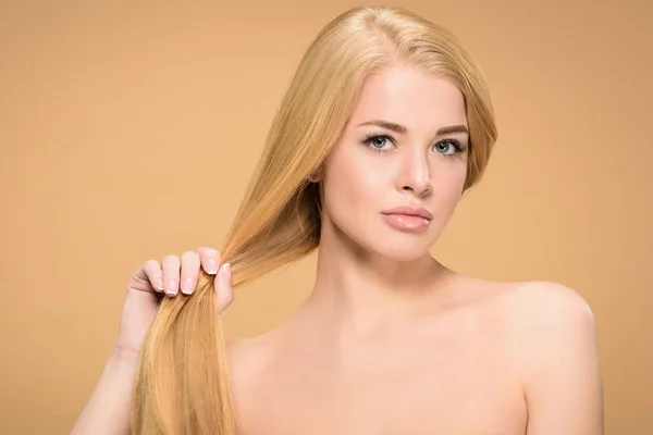 Jeune Femme Touchant Les Cheveux Blonds Regardant Caméra — Photo