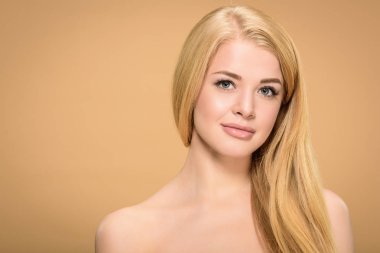 Düz saç modeli ile güzel genç kadının Stüdyo çekim