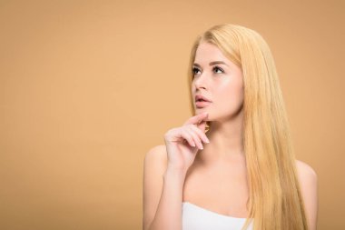 Yukarı ve çene dokunmadan seyir dalgın sarışın kız 