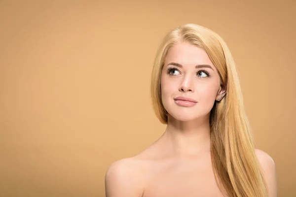 Studio Shot Curieuse Femme Blonde Levant Les Yeux — Photo