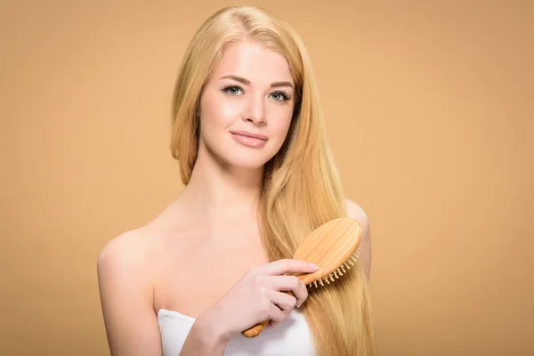 Mujer Joven Cepillando Pelo Largo Sonriendo Cámara —  Fotos de Stock