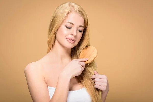 Sensual Jovem Mulher Escovando Cabelo Loiro Com Suavemente Sorriso — Fotografia de Stock