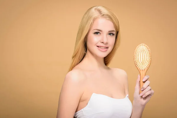 Smiling Blonde Woman Posing Wooden Hair Brush Hand — ストック写真