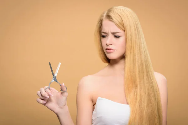 Upset Blonde Girl Long Smooth Hair Holding Scissors Isolated Beige — Stock Photo, Image