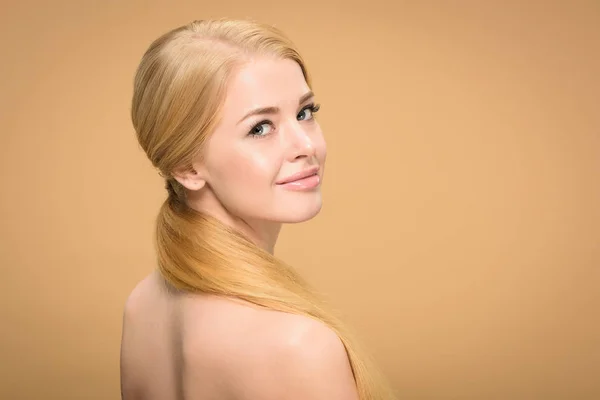 Attractive Naked Blonde Girl Long Hair Smiling Camera Isolated Beige — Stock Photo, Image