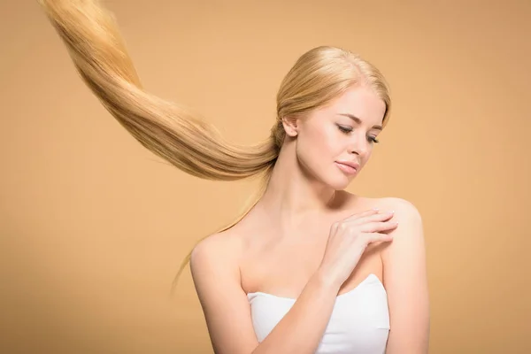 Mooie Blonde Meisje Met Lang Haar Schouder Aanraken Kijken Neer — Stockfoto