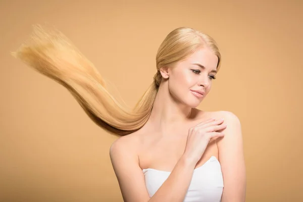 Schöne Blonde Frau Mit Langen Haaren Die Isoliert Von Beige — Stockfoto