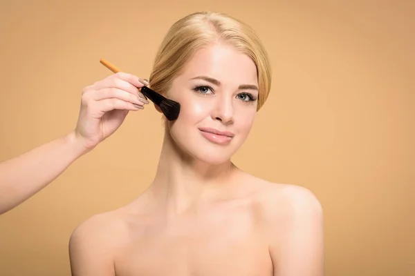 Levágott Lövés Kozmetikus Alkalmazása Smink Kozmetikai Ecset Gyönyörű Meztelen Mosolyogva — Stock Fotó