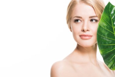 tropikal yaprak yeşil holding ve dış saha üzerinde izole beyaz arıyorum güzel çıplak sarışın kız