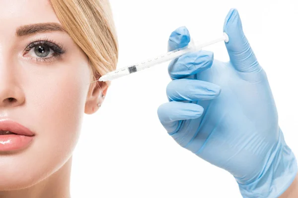 Plan Recadré Cosmétologue Faisant Injection Beauté Jeune Femme Regardant Caméra — Photo