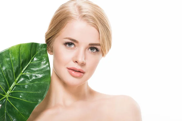 Hermosa Mujer Desnuda Posando Con Hoja Verde Tropical Mirando Cámara — Foto de Stock