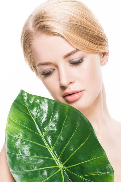 Menina Loira Nua Pensativo Olhando Para Folha Tropical Verde Isolado — Fotografia de Stock