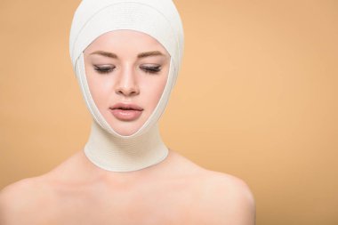 üzerinde baş aşağı bakıyor üzerinde bej izole bandaj ile çıplak kadın 