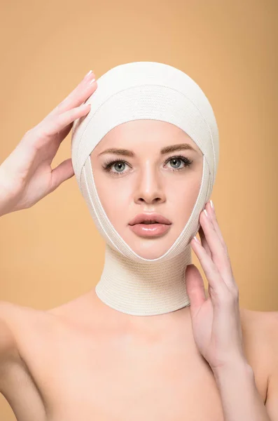 Nackte Junge Frau Berührt Bandagen Über Dem Kopf Und Blickt — Stockfoto