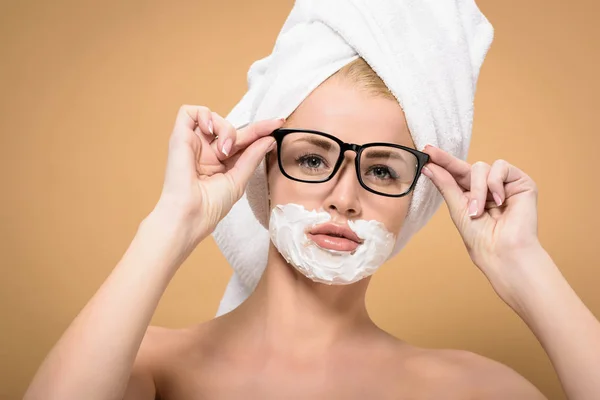 Naakt Meisje Met Handdoek Hoofd Scheren Crème Gezicht Aanpassen Brillen — Stockfoto