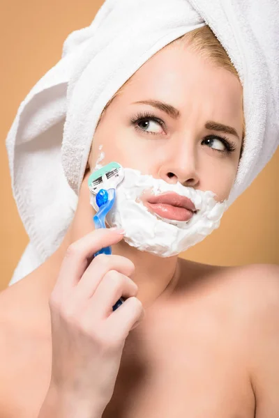 Young Naked Woman Towel Head Shaving Face Razor Isolated Beige — Stock Photo, Image