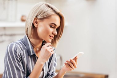 smartphone tutan çekici kadın seçici odak
