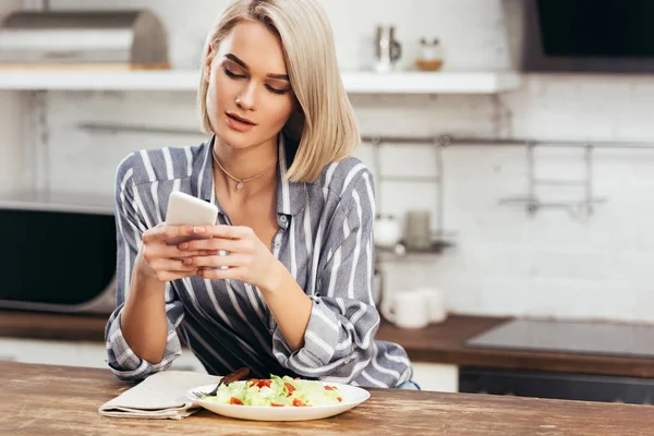 Selektiv Fokus För Attraktiv Kvinna Äta Och Använda Smartphone — Stockfoto